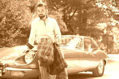 Mann am Oldtimer