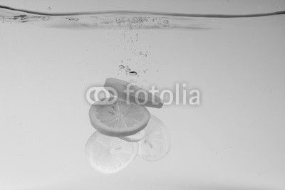 Plasterki cytryny w wodzie.