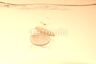 Plasterki cytryny w wodzie.
