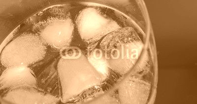 Erfrischend mit Eiswürfel im Getränk 