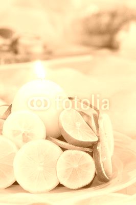 piękna i świeża dekoracja weselna z cytryn i limonki 