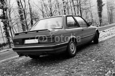 roter Oldtimer in Winter Landschaft