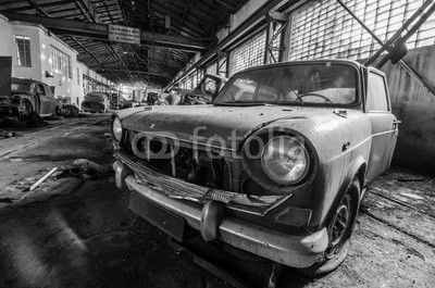altes auto in lagerhalle