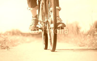 eine Frau macht bei schönem Wetter eine Fahrradtour