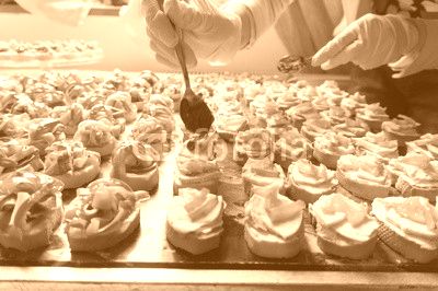 Arranging catering food