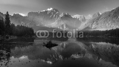 Jesień nad alpejskim jeziorem