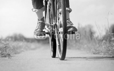 eine Frau macht bei schönem Wetter eine Fahrradtour