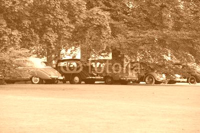 Oldtimer unter Bäumen im Park