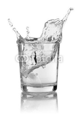 Eiswürfel fällt in ein Glas mit Wasser