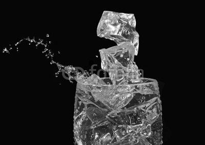 Wasserglas mit Eis -Splash