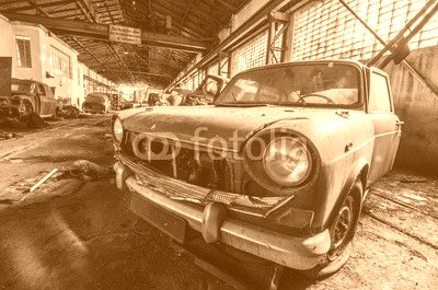 altes auto in lagerhalle