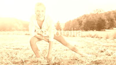 Junge Frau beim Stretching vor Jogging