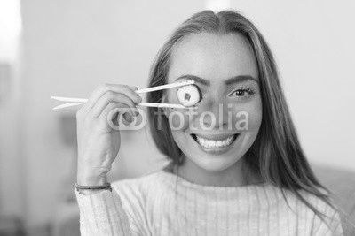 lachende frau mit sushi
