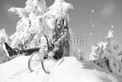 Frau beim Rodel am Berg