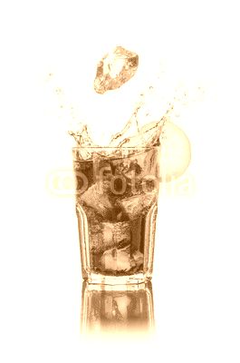Longdrink mit Eiswürfeln und Spritzern