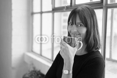 glückliche frau mit einer tasse tee