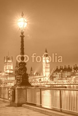 Big Ben und Westminster bei Nacht gesehen von der Southbank in London
