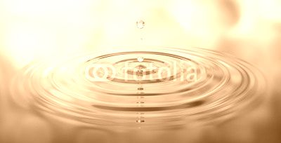Wassertropfen und Wellen mit grüner Spiegelung
