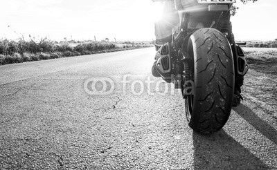 Motorrad fahren auf Landstrasse im Sonnenlicht
