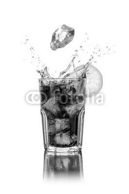 Longdrink mit Eiswürfeln und Spritzern