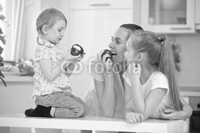 Mutter und Kinder essen Apfel zusammen