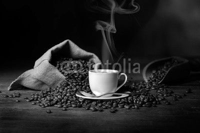 tazzina di caffè fumante