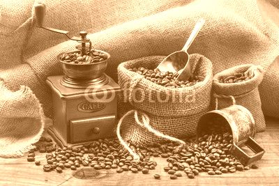 chicchi di caffè tostato e macinino