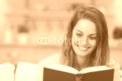glückliche frau liest ein buch zu hause