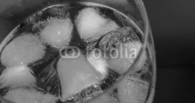 Erfrischend mit Eiswürfel im Getränk 