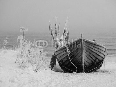 Ein Fischerboot auf der Insel Usedom im Winter.