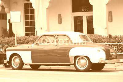 Ein Oldtimer aus den USA - Dodge in seitlicher Frontansicht, Fahrerseite, gesehen in Miami, Florida