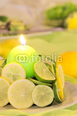 piękna i świeża dekoracja weselna z cytryn i limonki 