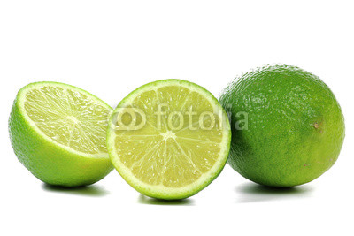 Limetten isoliert auf weißem Hintergrund
