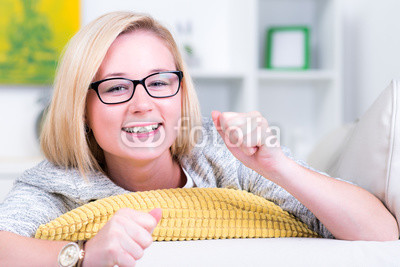 begeisterte junge Frau