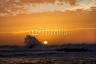 coucher de soleil sur la mer agitée