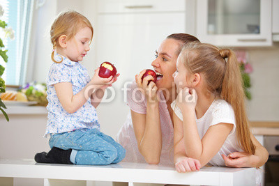 Mutter und Kinder essen Apfel zusammen