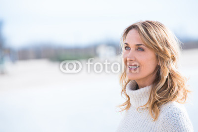 portrait de belle femme en hiver