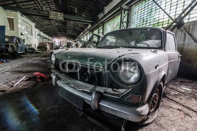 altes auto in lagerhalle