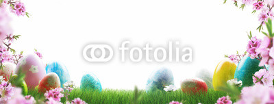 Uova di pasqua colorate nel prato 