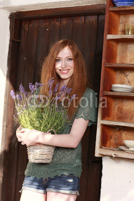 Rothaarige Frau mit Lavendel pflanze im Topf