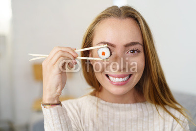 lachende frau mit sushi