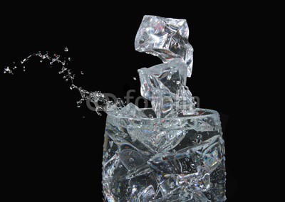 Wasserglas mit Eis -Splash