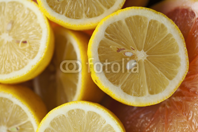 Świeże cytryny i grejfruty