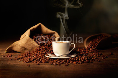 tazzina di caffè fumante