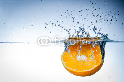orange im wasser