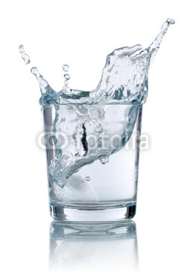Eiswürfel fällt in ein Glas mit Wasser