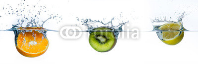 verschiedene obstsorten im wasser