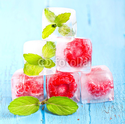 Eiswürfel mit Himbeeren