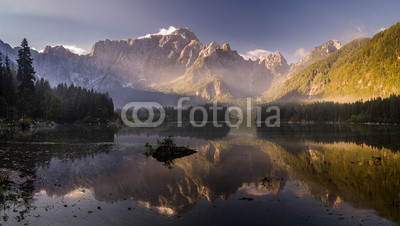 Jesień nad alpejskim jeziorem