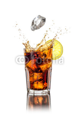 Longdrink mit Eiswürfeln und Spritzern
